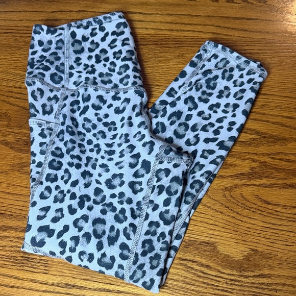 Leopard Print woman’s Capri Leggings - Picture 2 of 4